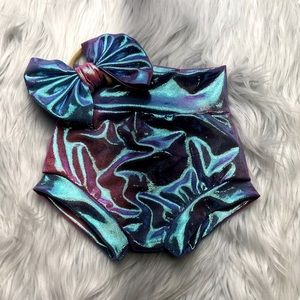 Holographic bummy and bow.